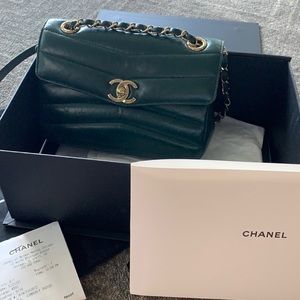 Chanel Gorgeous in almost new condition flap bag dust bag box receipt included